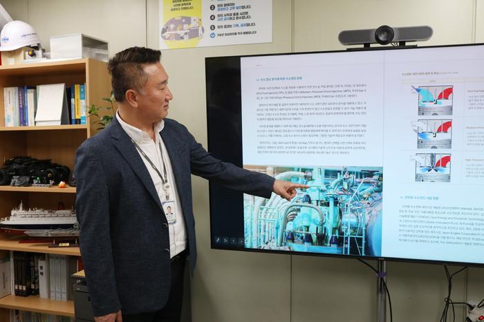 Dr. Yongjin explains the classification of hydrogen engines according to hydrogen combustion methods.