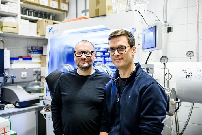 Dr. Petr Cígler, head of the Synthetic Nanochemistry research group, and Dr. Michal Gulka, first author of the study