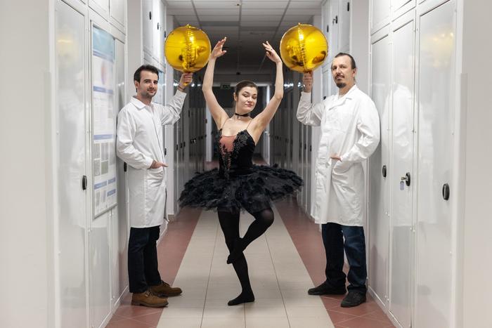 Stop the dancing! A new way to stabilize single-molecule in SERS