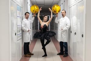 Stop the dancing! A new way to stabilize single-molecule in SERS