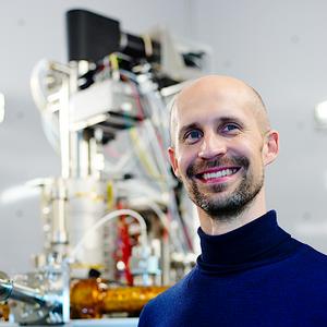 Fig. 2: Kimmo Mustonen in front of the Nion UltraSTEM 100 microscope used for the study.