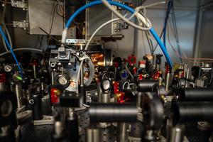 Quantum simulator sheds light on how nature moves energy in systems like photosynthesis and solar conversion