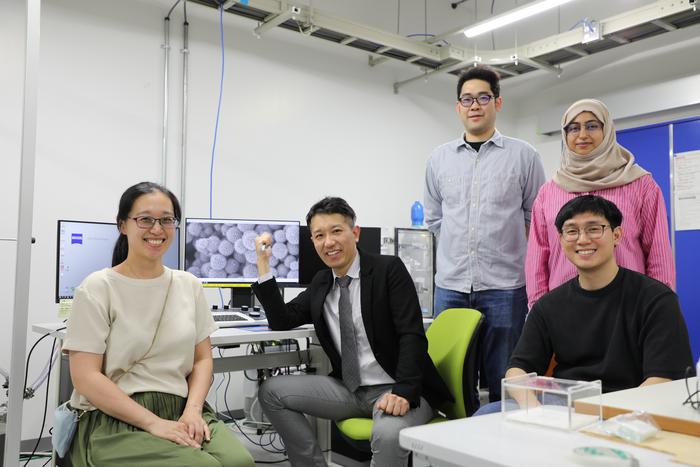 Professor Yusuke Yamauchi with members of the Yamauchi-Asakura Laboratory