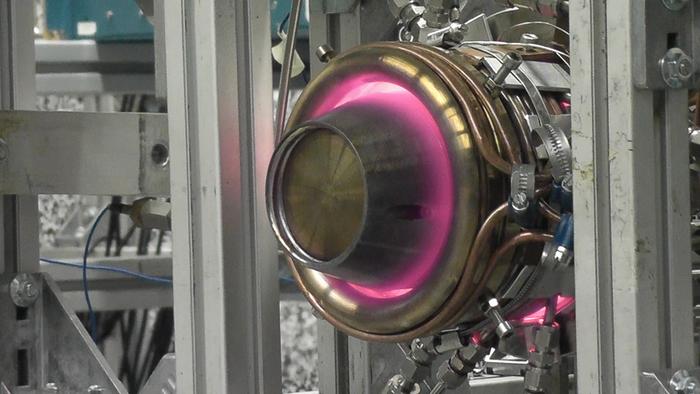 The compressorless gas turbine developed by the KIT team burns for almost one minute longer than NASA’s. (Photos: Joachim Grune, KIT)