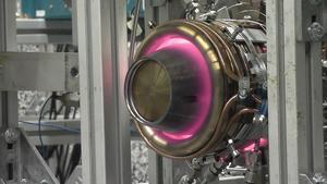 The compressorless gas turbine developed by the KIT team burns for almost one minute longer than NASA’s. (Photos: Joachim Grune, KIT)