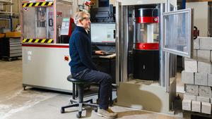 KIT researchers are testing the climate-friendly C-SINC concrete for load-bearing capacity, durability, and safety