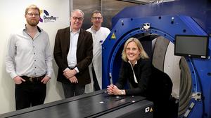 Project team with in-beam MRI prototyp (from left: Dr. Felix Horst, Prof. Aswin Hoffmann, PD Dr. Jörg Pawelke, Prof. Esther Troost).