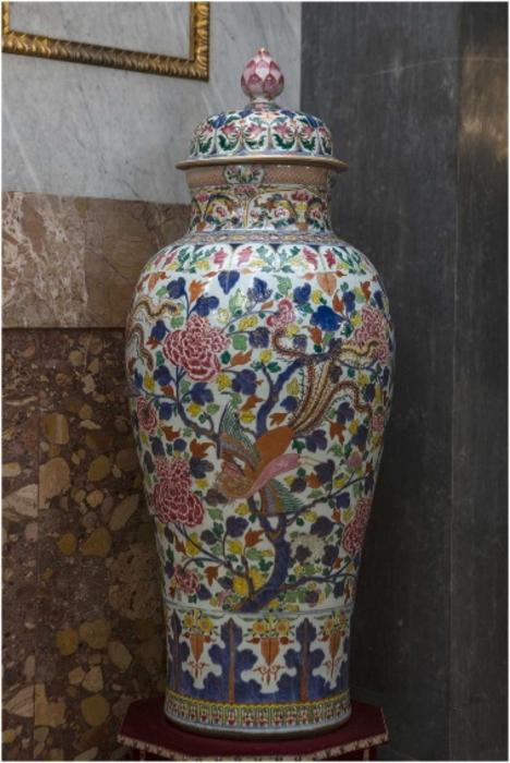 JINGDEZHEN PORCELAIN ‘SOLDIER/ DRAGOON VASE’ FROM THE QIANLONG PERIOD (1735–1795), which continues to preside over the official banquets of the Kings of Spain today. H: 130 cm.