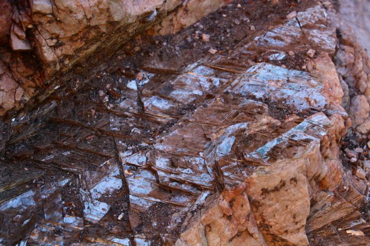Mica Provides Clue to How Water Transports Minerals