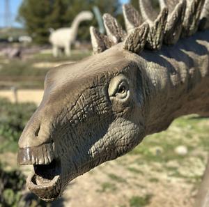Head of a Dacentrurus armatus sculpture on display at Dinópolis