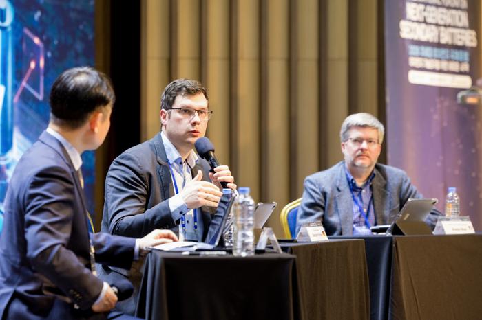 [3] A panel discussion is taking place following the presentations by international scholars.