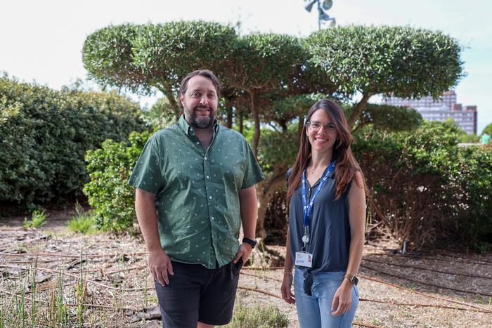 Xavier Farré and Natàlia Blay, researchers at GCAT-IGTP and co-authors of the study