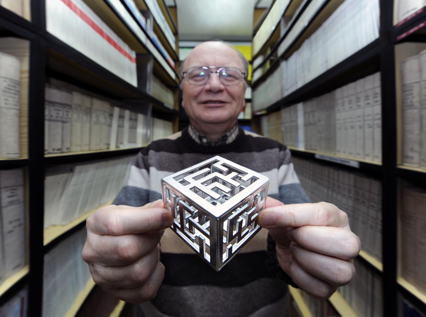 A Macroscopic Example of 3-D Turing Patterns