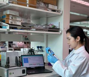 SMART CAMP Postdoctoral Associate Dr Yanmeng Yang using the µMRR device to measure changes in iron levels in MSCs