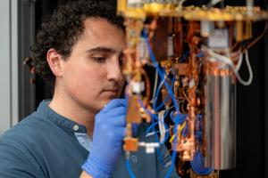 ISTA researcher Alejandro Andrés-Juanes in the lab