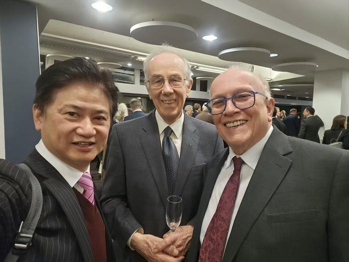 A group photo of Prof. Charles Ng (left) and his two doctoral and postdoctoral supervisors, the 32nd Rankine Lecturer Dr. Brian SIMPSON (center) and the 52nd Rankine Lecturer Prof. Malcolm BOLTON (right).