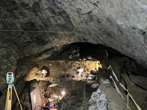 Students during excavations inside Trou Al'Wesse