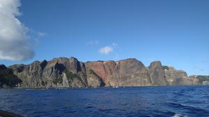 採水地点の一つである、父島の千尋岩（ハートロック）