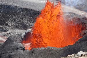 Researchers from Göttingen found tiny traces of the precious metal Ruthenium with an anomalous isotopic composition in lavas from Hawaii. The new findings prove that the Earth’s core is leaking metallic material, including gold and other precious metal