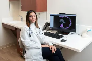 Senior study author Dr. Sadiya Khan reviewing a CT scan to evaluate risk of heart disease