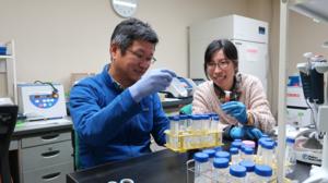 Minamoto chats with a graduate student in his lab