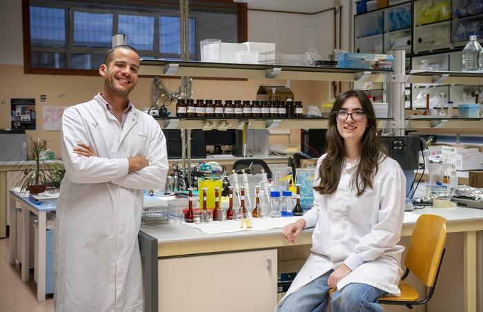 From left to right: Enrique Azuaje-Hualde and  Isabel Poves-Ruiz. Isabel Poves-Ruiz and Enrique Azuaje, the second author of the article. This study forms part of the doctoral thesis being undertaken by Isabel Poves in the EHU Microfluidics Cluster group.