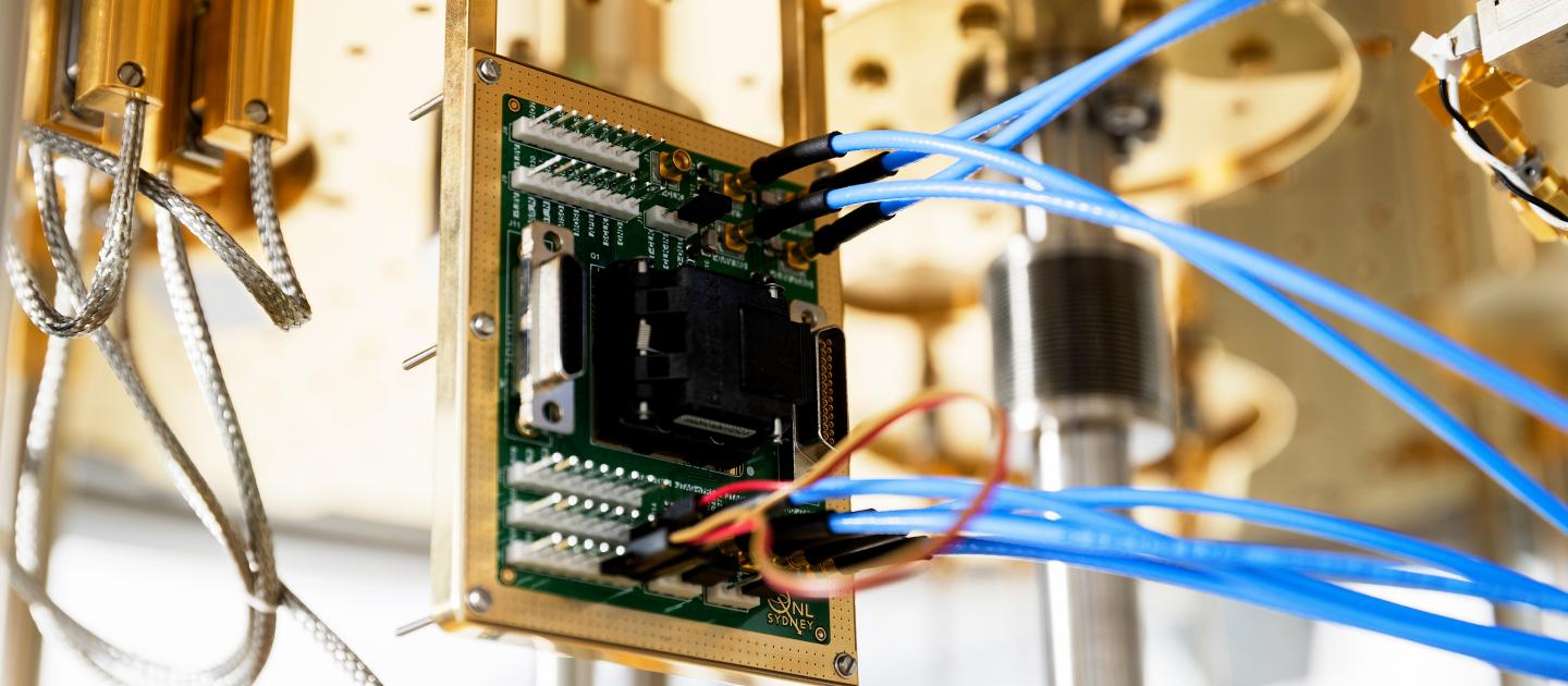 Cryogenic chip platform in situ