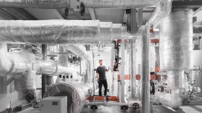 The COSMOS-H thermohydraulic test facility is used to investigate boiling phenomena and complex flow phenomena under power-plant conditions. (Photo: Amadeus Bramsiepe, KIT)
