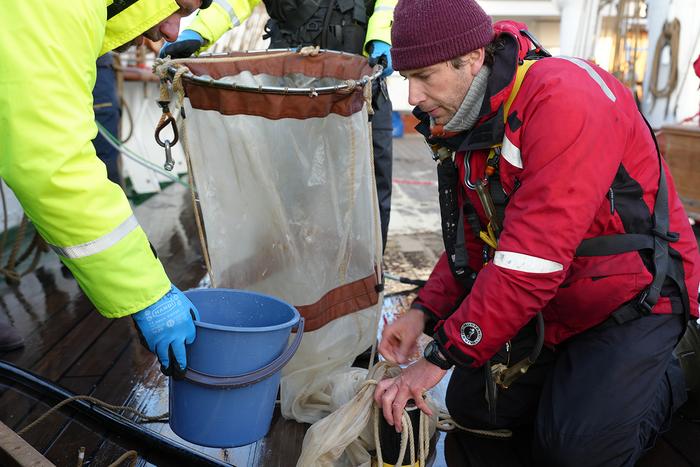 Maxime Geoffroy is doing research aboard Statsraad Lehmkuhl, on it's way to the Northwest Passage.