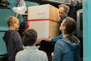The teams from the State Museum of Natural History Stuttgart (SMNS) and the Karlsruhe Institute of Technology (KIT) with a box containing the skull of an early whale for CT scanning.