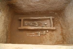 High-level burial (tomb 2020M4) at Zhaishan site (a tomb owner and a sacrificed victim)