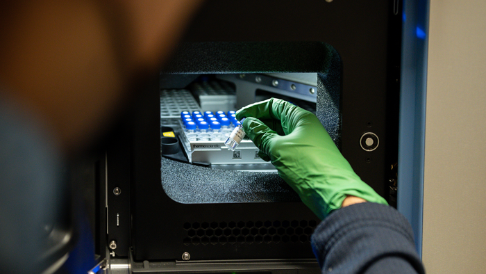 Ayush Midha working in the lab at Gladstone Institutes