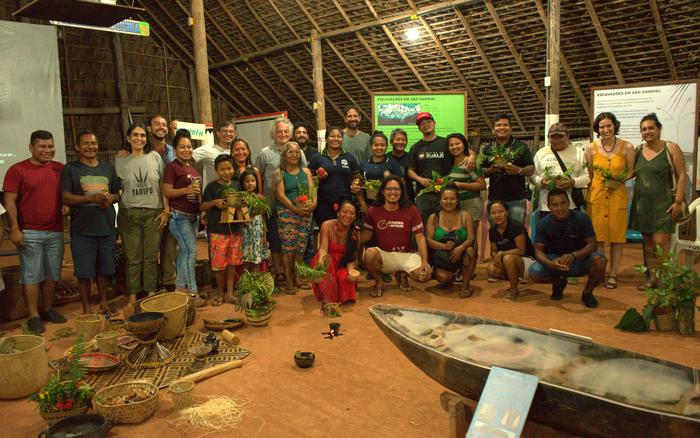 Group photo at PARINÃ exhibition