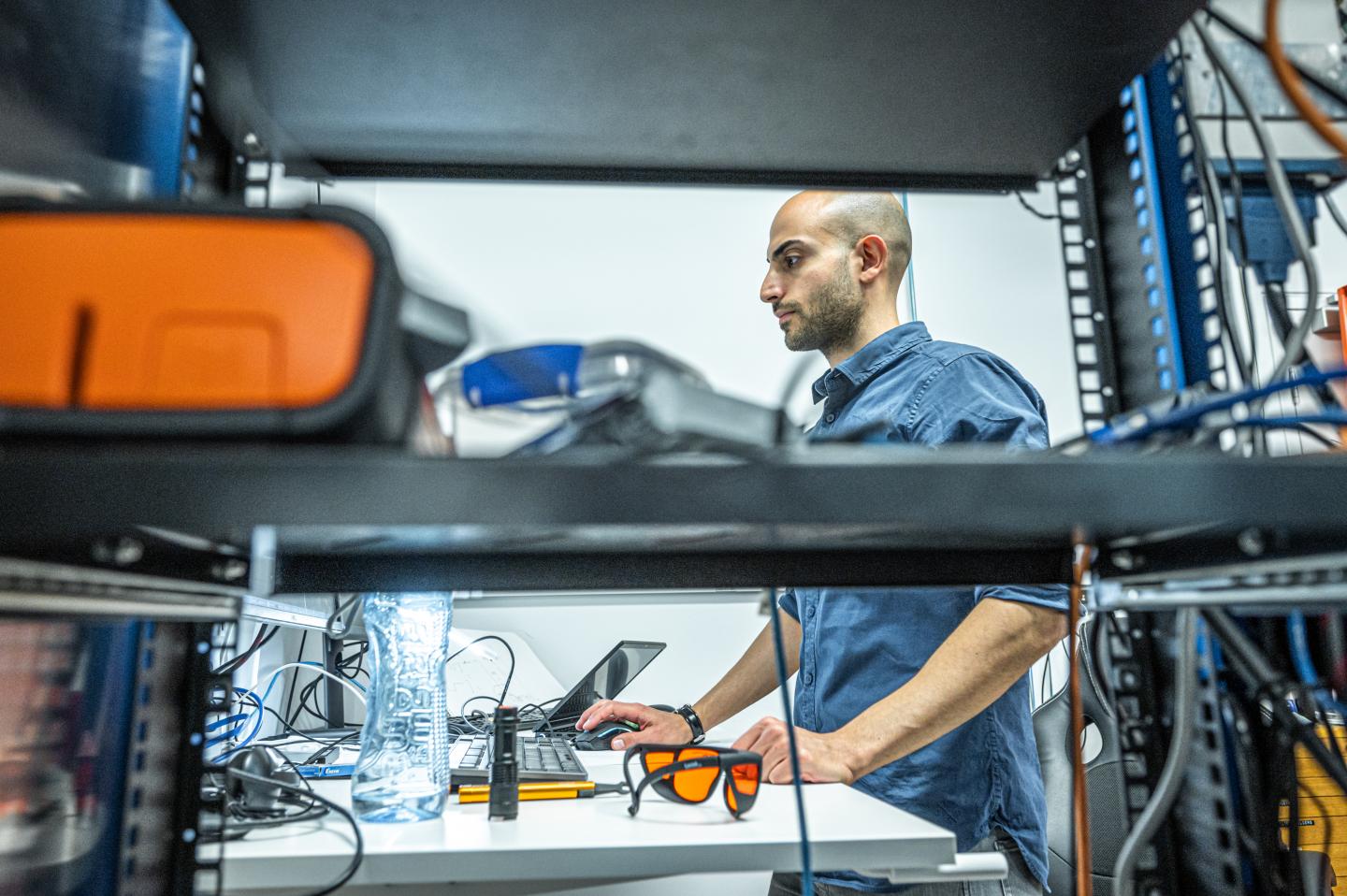 Working on the diamond-based quantum accelerator