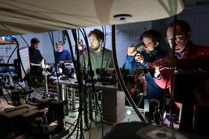 Physicists from research groups at the University of Stuttgart, Saarbrücken, and Dresden conducting an experiment on quantum teleportation (left to right: Tobias Bauer, Marlon Schäfer, Caspar Hopfmann, Stefan Kazmaier, Tim Strobel, Simone Luca Portalupi