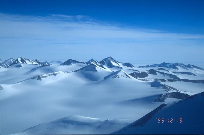 Photo of the ice blanketed bedrock of the Transantarctic Mountains
