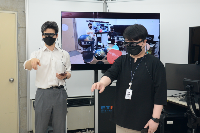 ETRI_XR based Metaverse Platform for Multi-user Collaborations_1