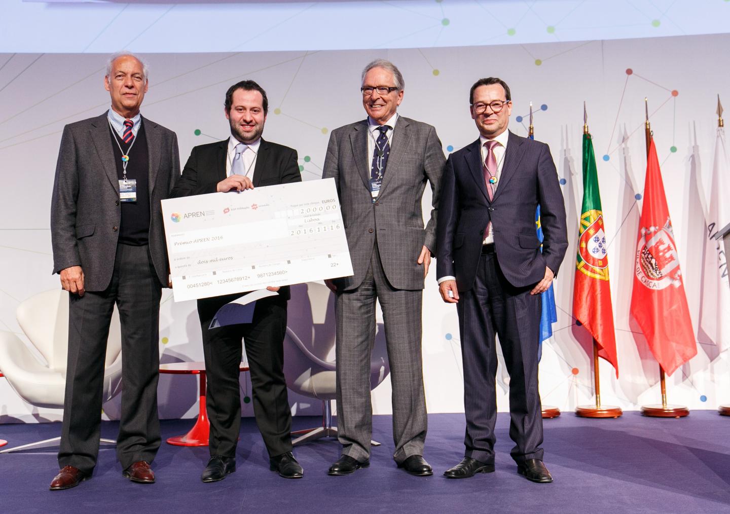 Bernardo Silva Receiving the APREN Award