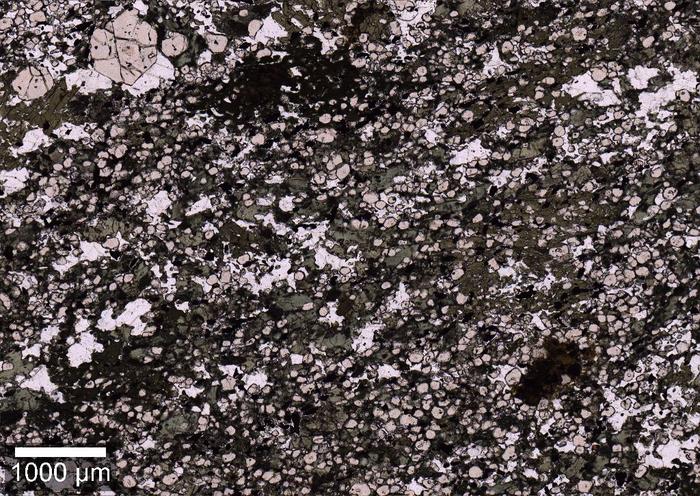 Microscope image of a thin section from the eclogite – the rock which was studied for this research.
