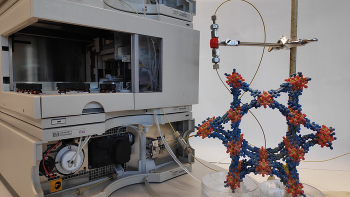 3D model of a MOF in front of the enzyme-MOF flow reactor at the laboratory of KIT’s Institute of Functional Interfaces. (Photo: Dr. Raphael Greifenstein, KIT)