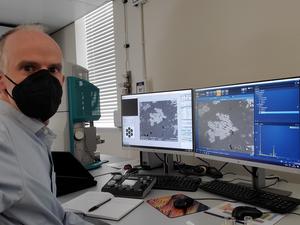Dr Erb-Satullo analysing electron microscope images