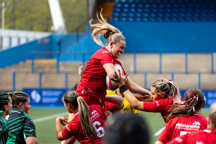 Cleo Pallister-Turley lineout