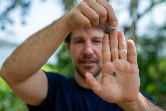 Jannis Gottwald holds a tracker