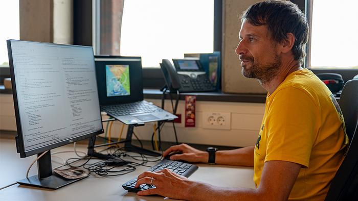 Dominik Hülse, co-author of the study and earth system modeler at the University of Bremen in his office
