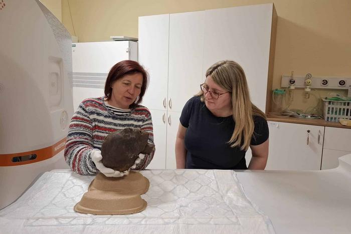 Krisztina Scheffer (MNMKK Semmelweis Museum of Medical History) and Dr. Ibolyka Dudás (Medical Imaging Center (OKK)) holding the mummified head of an Egyptian woman
