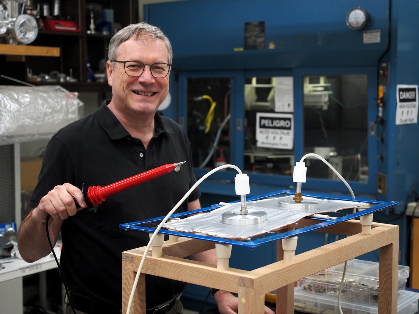 Konstantinos Giapis in lab