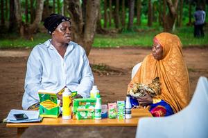 Crop–livestock clinics like this one in Uganda serve as a platform to share information on One Health issues with farmers. (Credit: CABI).