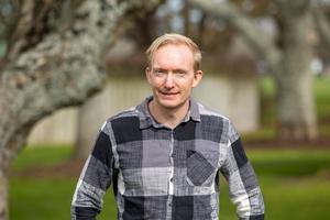 Associate Professor Tim Edwards