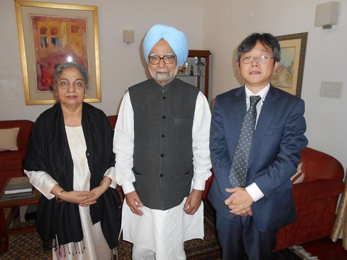 Sato with former Prime Minister Manmohan Singh and his wife in 2014.