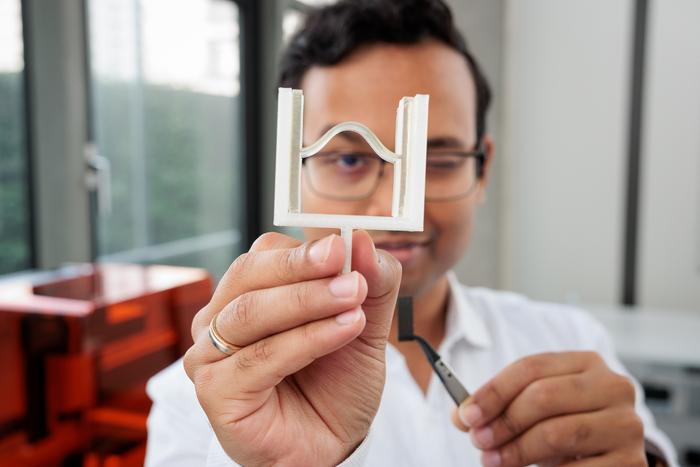 Viscoelastic polymers behave both like a solid (elastic) and a fluid (viscous) material. This opens up new perspectives for medical technology and industry.